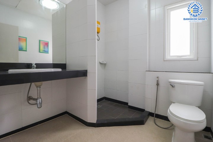 บ้านเดี่ยวมือสองย่านปทุมธานี ม.กฤษณา ติวานนท์-แจ้งวัฒนะ เนื้อที่กว้างขวางมากถึง 55 ตร.ว. ฟังก์ชัน 3 ห้องนอน 3 ห้องน้ำ 2 ที่จอดรถ บ้านสภาพสวย พร้อมอยู่ ทำเลดี เชื่อมสู่ใจกลางเมืองได้อย่างสะดวกสบาย ใกล้ทางด่วน "บางปะอิน-ปากเกร็ด"